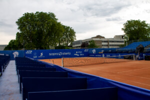 Toile tendue en fond de court posée par LightAir pour la signalétique de l'événement sportif Open Sopra Steria à Lyon.