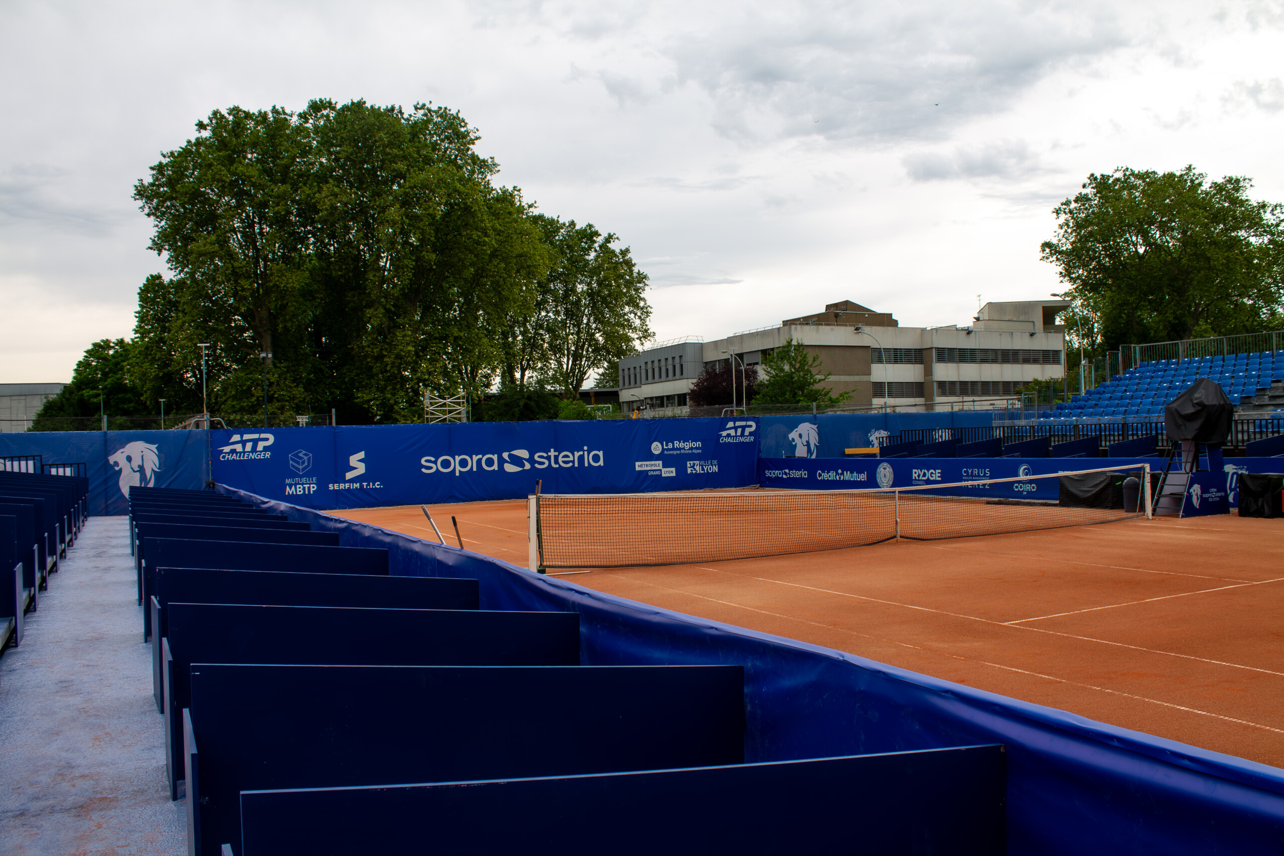 Toile tendue en fond de court posée par LightAir pour la signalétique de l'événement sportif Open Sopra Steria à Lyon.
