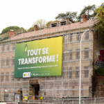 Façade d'immeuble lyonnais recouverte d'une toile sur échafaudage de chantier.