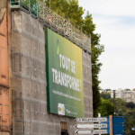 * Vue de profil d'une toile de communication tendue sur un échafaudage de chantier à Lyon.