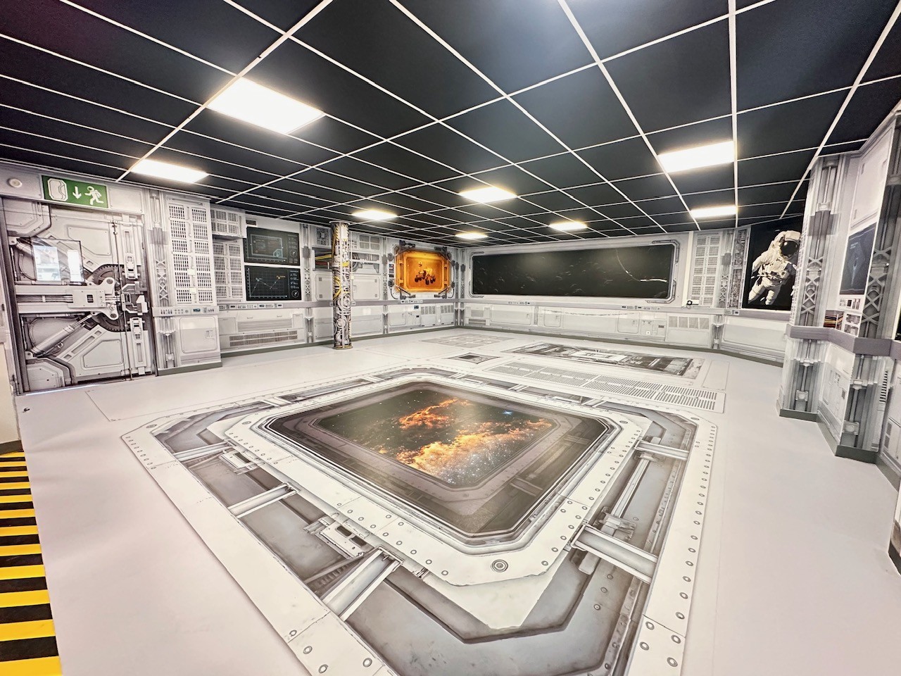 Aménagement intérieur immersif complet avec covering de sol effet hublot de sol par LightAir.