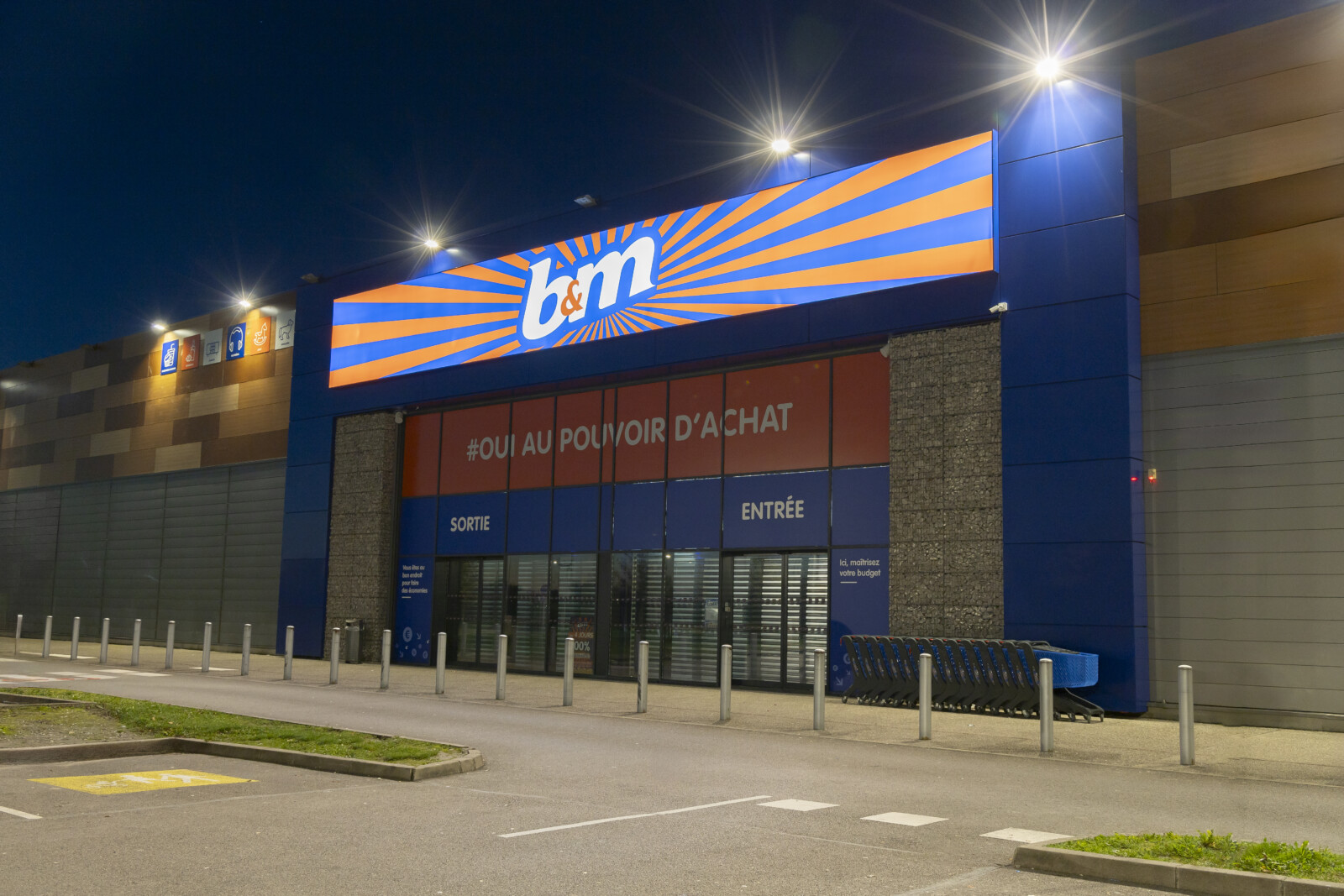 Grande enseigne façade nouvelle génération rétroéclairée pour la devanture du magasin B&M.