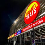 Vue nocturne de l'enseigne façade nouvelle génération lumineuse Grand Frais.