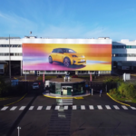 Habillage monumental et enseigne façade nouvelle génération en toile tendue pour un site Renault.
