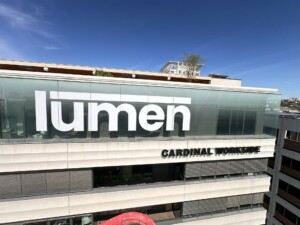Enseigne immeuble axe routier Lyon pour la signalétique du bâtiment Lumen.