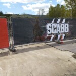 Palissade de chantier en toile personnalisée avec logo SCABB et toile rouge de signalisation.