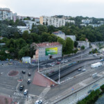 ScaffBox toile sur échafaudage illustrée d'un papillon avec le message "Tout se transforme !", posée par LightAir pour GCC AURECA! à La Mulatière, Lyon