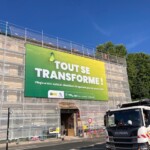 Vue depuis le sol de la ScaffBox papillon "Tout se transforme !" après pose sur l'échafaudage chantier GCC AURECA! à La Mulatière, Lyon
