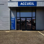Signalétique d'accueil extérieure et totem mural pour centre auto à Dijon
