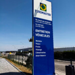 Totem publicitaire extérieur avec horaires et services pour centre automobile à Dijon