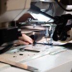 Gros plan sur la machine à coudre et le travail de finition textile pour toile tendue.