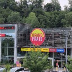 Vue générale de la façade du magasin Grand Frais rénovée avec ses enseignes murales et de toit.