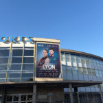 Bâche publicitaire géante affichée sur la façade extérieure pour la signalétique événementielle à Lyon.