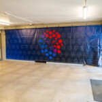 Mur intérieur décoré d'une bâche aux motifs colorés pour la signalétique événementielle à Lyon.