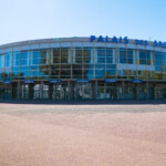 Façade vitrée extérieure du Palais des Sports habillée pour la signalétique événementielle à Lyon.