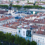 Vue drone sur l habillage echafaudage publicitaire Lyon 17 Place Bellecour