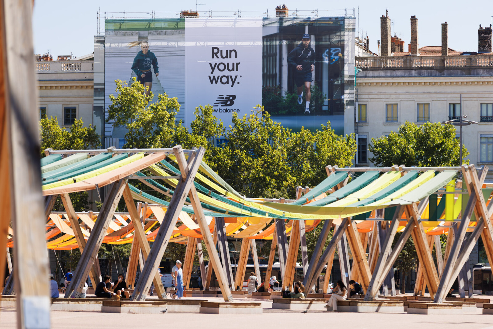 Habillage échafaudage publicitaire Lyon Place Bellecour campagne New Balance