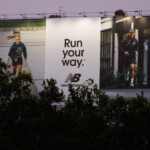 Gros plan sur la toile d habillage echafaudage publicitaire Lyon New Balance