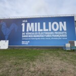 Toile tendue grand format sur le site industriel Renault Group à Douai affichant le message Déjà 1 Million de véhicules électriques.